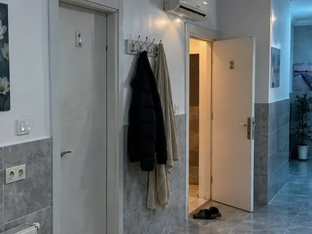 Oda girişinde askı ve temiz terlik — Yeşilpınar, Masaj Salonun