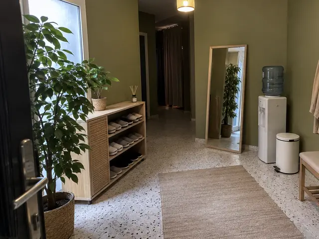 Bekleme alanı: bank, ayna, su sebili ve askılar — Yeşilpınar, Masaj Salonun